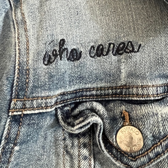 Crop jean jacket with patchwork and embroidery - Picture 6 of 8